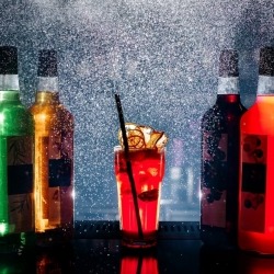 vista-frontal-diferentes-bebidas-coloridas-dentro-de-garrafas_